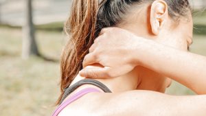 Spondiloza cervicala, afectiunea care iti poate da mari batai… de cap si dureri