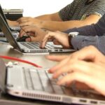 Mai mult de jumătate dintre români vor un nou loc de muncă la începutul anului 2024.  Ce își doresc de la viitorul job