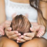 O fetiţă de 12 ani din Bihor, violată de iubitul mamei sale, a născut un băieţel. Bărbatul de 38 de ani, arestat preventiv