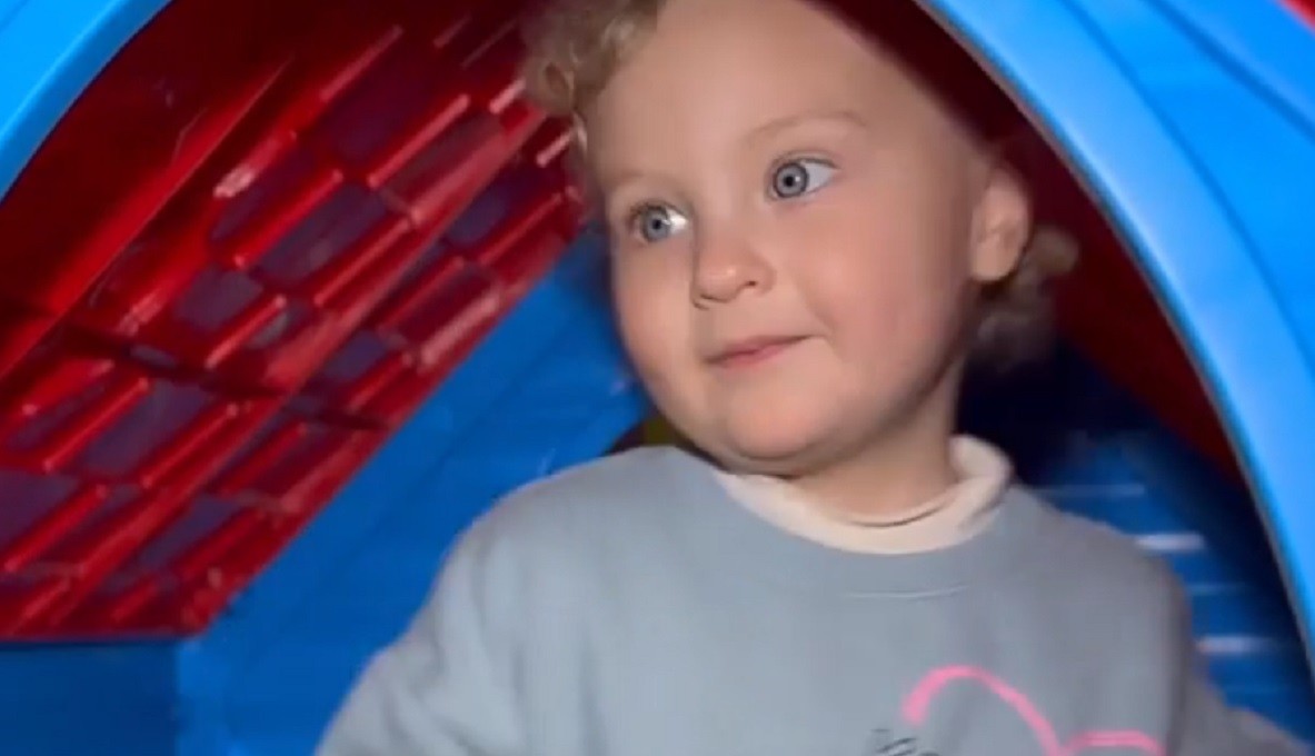 Eva, un îngeraş de aproape 3 ani, ae nevoie de ajutorul nostru. Viaţa părinţilor a fost dată peste cap după un diagnostic crunt