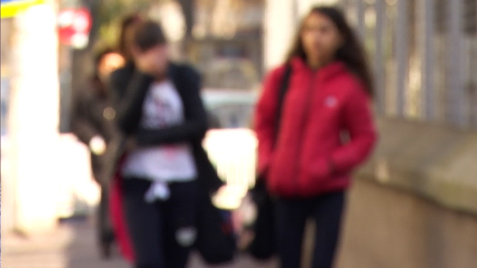 4 elevi de 16 ani s-au filmat în timp ce întreţineau relaţii sexuale cu o colegă. Clipurile au fost distribuite în licee, iar tinerii au fost ridicaţi în timpul orelor