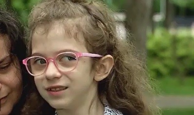 „Există un om în cer, se numește Domnul Dumnezeu”. Zoe a plecat din spital cu opt diagnostice, iar acum, la 9 ani, speră la o şansă pentru o viaţă fără probleme