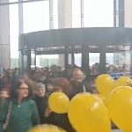Şi-au făcut cruce şi au dat năvală în noul mall din Piteşti. Puhoaie de oameni în ziua deschiderii