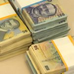 Câți bani am câștiga în plus dacă investim 5.000 de lei în acțiuni la bursă. CALCUL