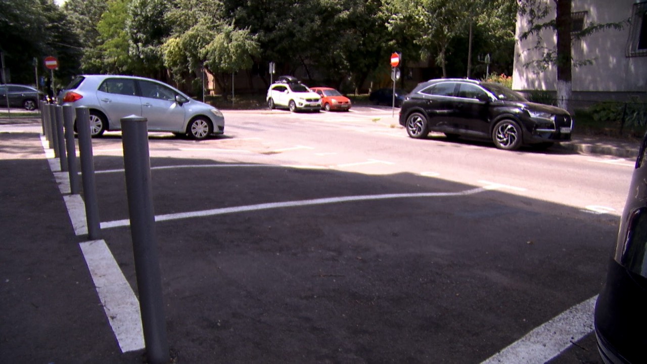 Locurile unde poţi parca gratis, în Capitală. Parcări făcute peste trotuare și invers: „Cam prost gândit”