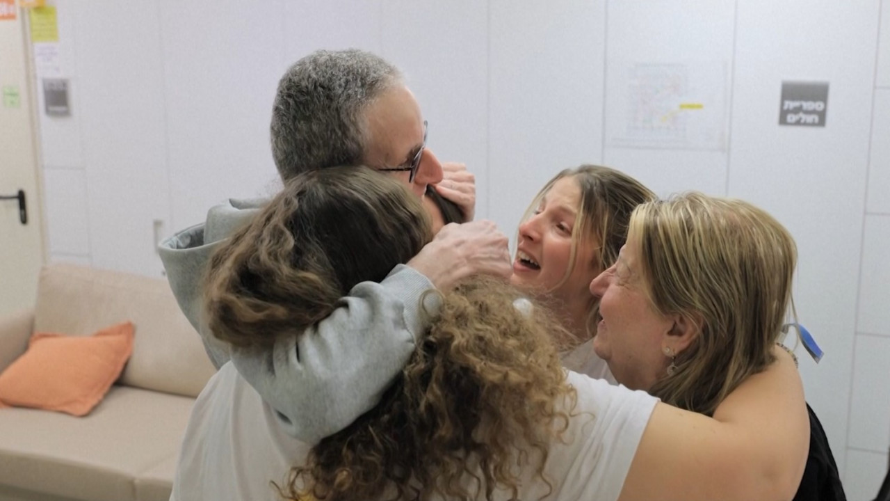„Tata! Tata! Tată, eşti aici!” Momentul în care unul dintre ostaticii israelieni eliberaţi își reîntâlnește familia, după 491 de zile de captivitate