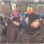 Protest violent în Piața Victoriei. Un bărbat a tăiat cu cuţitul legăturile dintre panourile metalice montate de jandarmi