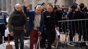 Momentul în care Călin Georgescu este adus, în cârje, la Parchetul General