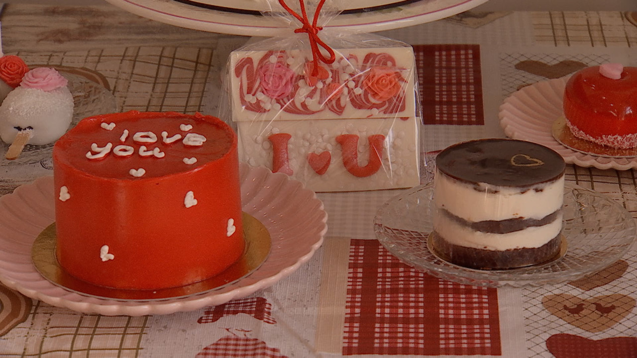 Prăjitura ciudată care e la mare căutare de Valentine’s Day. Cele mai haioase mesaje pe care cofetarii le-au imprimat pe dulciuri