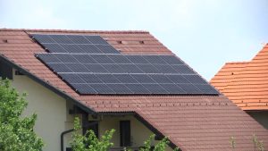 Românii pot în premieră să îşi cumpere panouri solare direct de la furnizorii de energie, în rate