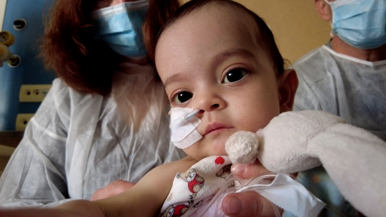 Maria, bebeluşul pentru care „miracolul” are nevoie întâi de bani. Un singur spital din Europa a acceptat să o opereze, dar părinţii nu îşi permit