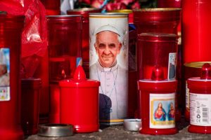 Cât de gravă este dubla pneumonie de care suferă Papa Francisc. Suveranul Pontif este internat de 3 săptămâni în spital