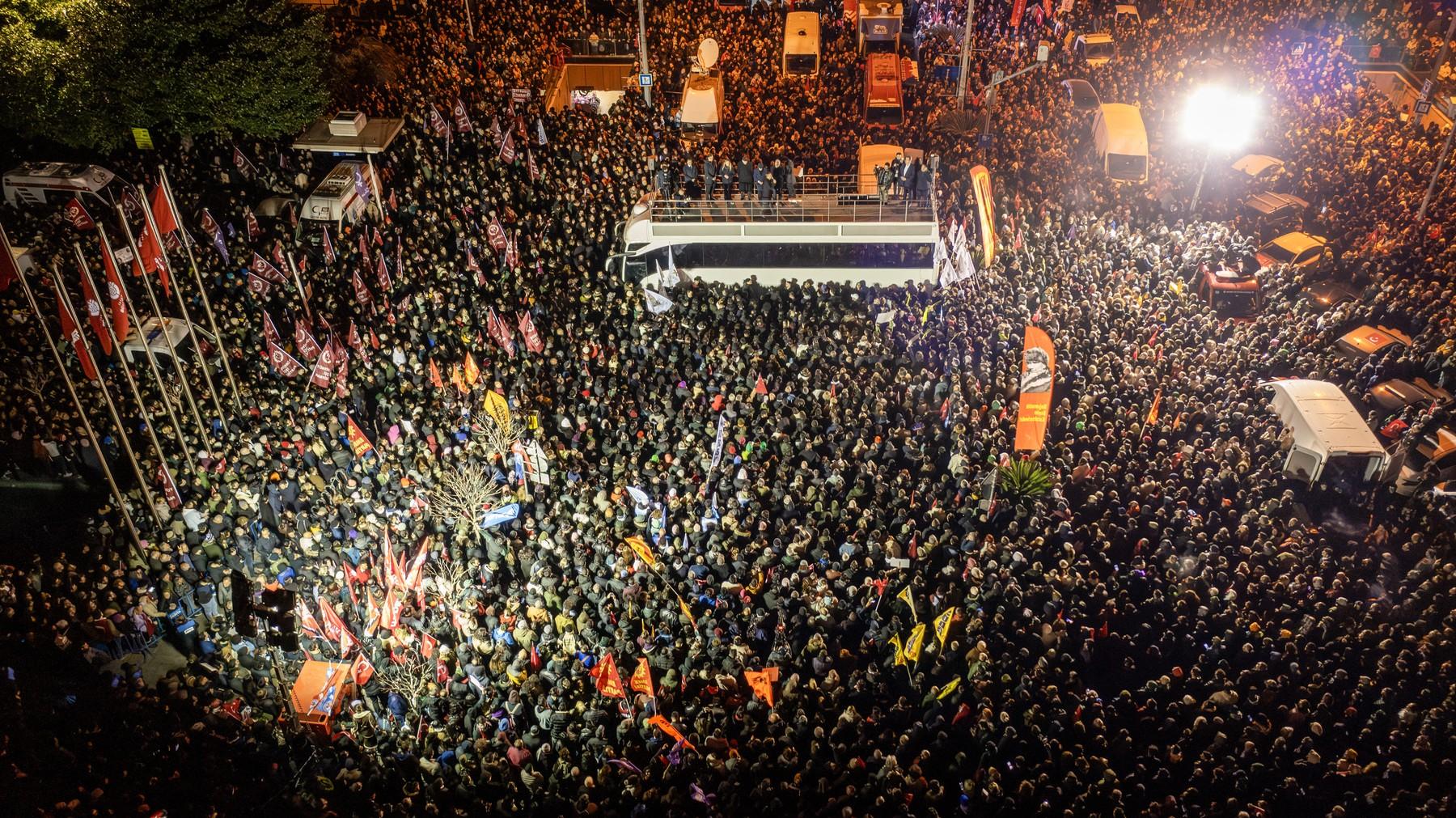 Proteste în Turcia: 18,6 milioane de postări despre Imamoglu, rivalul arestat de Erdogan. Ankara a cheltuit 10 mld $ pentru a salva lira