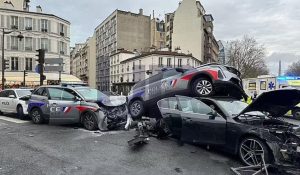 Momentul în care o urmărire de mare viteză pe străzile Parisului se transformă într-un carambol violent. 13 persoane, rănite, inclusiv 10 polițiști