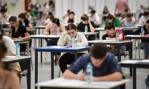 Simulare Bacalaureat 2025. Elevii susţin azi proba la alegere a profilului, la una dintre cele 10 materii din metodologie