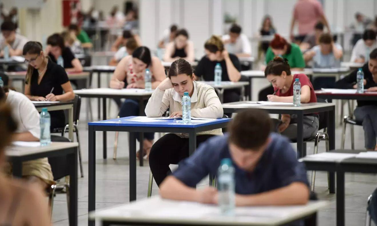 Simulare Bacalaureat 2025. Elevii susţin azi proba la alegere a profilului, la una dintre cele 10 materii din metodologie