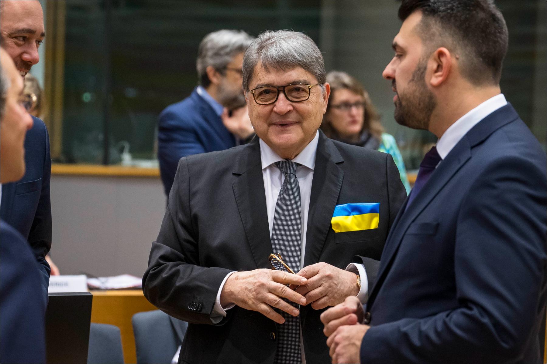 Surse: Coaliția discută demiterea ministrului de Externe, Emil Hurezeanu. Cine l-ar putea înlocui