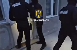 Un bătrân de 93 de ani, păcălit cu 310.000 de euro după ce i s-a promis construcţia unui cavou. Mascaţii au descins în Bucureşti şi Ilfov