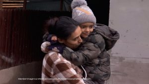 Iosif a rămas fără picioare și cu mâinile mutilate de o infecție. Micuțul de 6 ani are nevoie de proteze, ca să simtă copilăria și să nu mai fie cărat în brațe