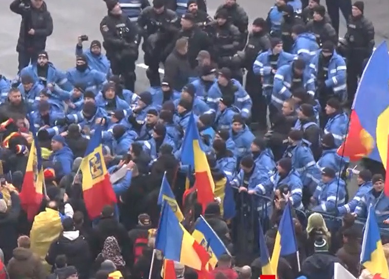 20.000 de oameni la mitingul de „un milion” anunţat de AUR. Jandarmii, atacaţi cu bidoane şi lăzi de pâine