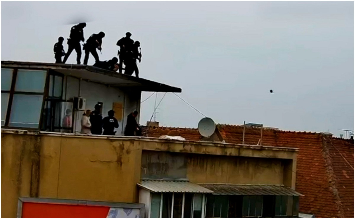 Momentul în care „lunetistul” urcat cu arma pe un bloc din Capitală e înconjurat de trupele SIAS. Ce făcea de fapt bărbatul