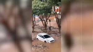 Spania, lovită din nou de inundaţii. Momentul în care o maşină a fost înghiţită de viituri: „Tată! O să alunece maşina!”