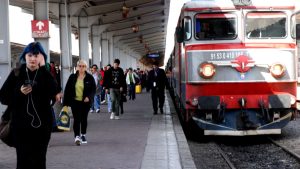 ANIMAŢIE. Fraudă uriaşă la CFR Călători. Directorul comercial şi 34 de angajaţi, ridicaţi de poliţişti
