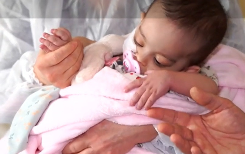 „E pericol să se înece cu propriul sânge”. Maria are nevoie de un transplant de ficat. Un singur spital din Europa a acceptat-o, dar părinţii au nevoie de bani