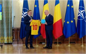 Gheorghe Hagi, decorat de Bolojan cu cea mai înaltă distincţie, „Steaua României” în grad de Cavaler: „Mulţumim pentru tot ce aţi oferit României”