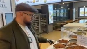 Ulei vechi de săptămâni bune la un restaurant din Promenada Mall controlat de ANPC: „Tot cancerul ăsta îl vindeţi!”