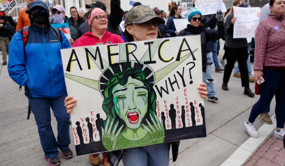 Corespondenţă Observator din SUA. Proteste uriaşe după războiul comercial declanşat de Trump. Liderul de la Casa Albă le cere americanilor „să aibă răbdare”