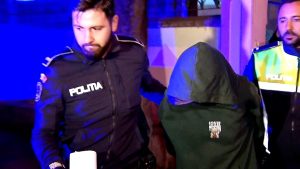 Femeie, oprită de trei ori în trafic în doar 10 zile. De două ori a ieşit „pozitivă” la droguri, a treia oară a lovit maşina de Poliţie