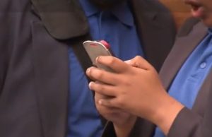 Cum pot fi protejaţi copiii de prădătorii de pe internet