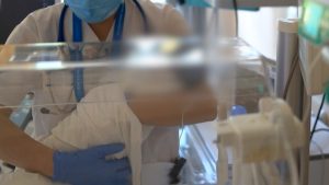 Adolescenta de 15 ani, căreia i s-a făcut rău în timpul orelor, a încercat să îşi ascundă sarcina chiar şi în faţa medicilor