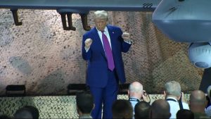 Donald Trump, pus pe laude după ce a semnat contractul de 200 de miliarde $ cu Qatar. „Nu am mai văzut de mult timp astfel de cămile”