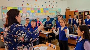 „Elevul va ține minte întotdeauna cum l-ai făcut să se simtă”. Roxana Stan, o profesoară care şi-a dedicat cariera copiilor