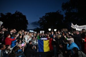 Nicuşor Dan, întâmpinat de mii de susținători în fața Primăriei Capitalei: „Rusia, nu uita, România nu e-a ta!”