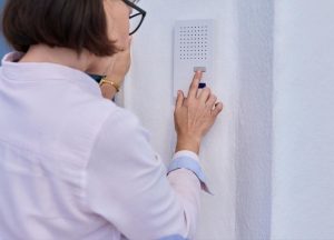 (P) 3 avantaje ale sistemelor de interfonie pentru case și apartamente