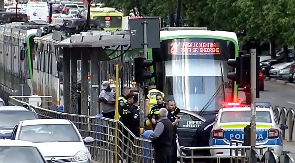 „L-a lovit şi l-a aruncat câţiva metri”. O maşină de poliţie în misiune a spulberat un tânăr pe trecere, în Bucureşti
