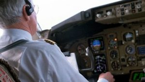 Un avion cu 200 de pasageri a zburat 10 minute nesupravegheat. Pilotul era la baie şi copilotul leşinase în cabină