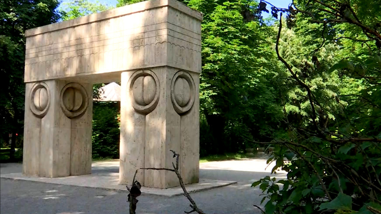 Sculpturile lui Brâncuşi din Târgu Jiu, afectate de ploile din ultimele luni. Autorităţile au proiectul şi banii, dar sunt ţinuţi pe loc de un aviz