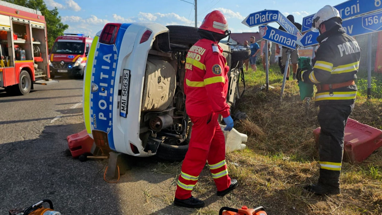 Maşină de poliţie, răsturnată într-un şanţ. Doi indivizi care urmau să fie încarceraţi au ajuns la spital