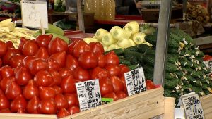 Roşii româneşti din 9 pieţe, duse la analize. Doar într-un singur loc n-au fost pline de pesticide