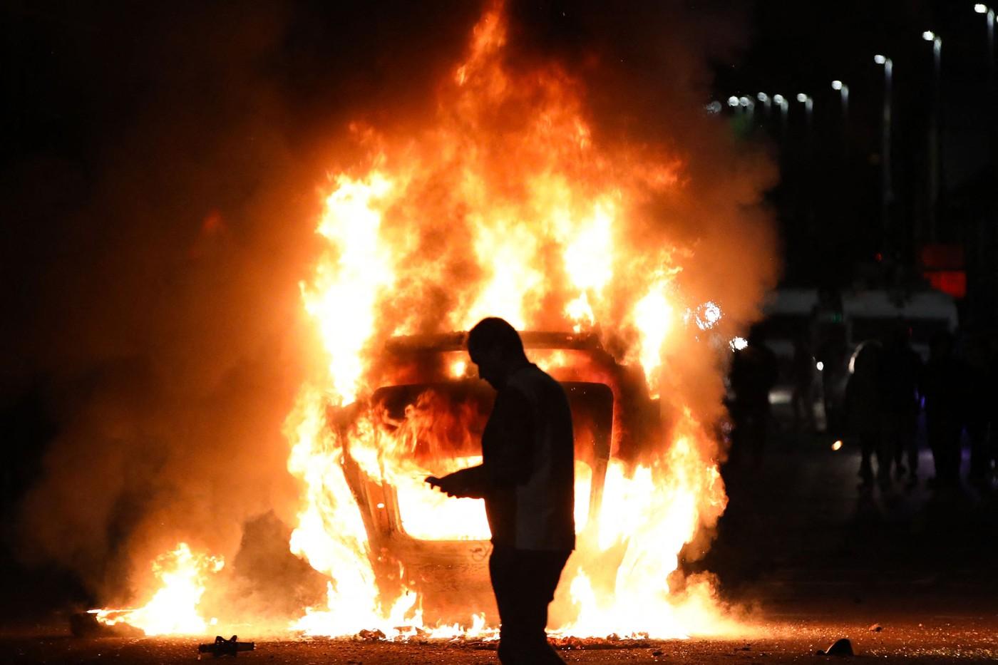 „Cineva va fi ucis”. Violențele rasiale din Irlanda de Nord se extind: Semne pe uși pentru naționalitate
