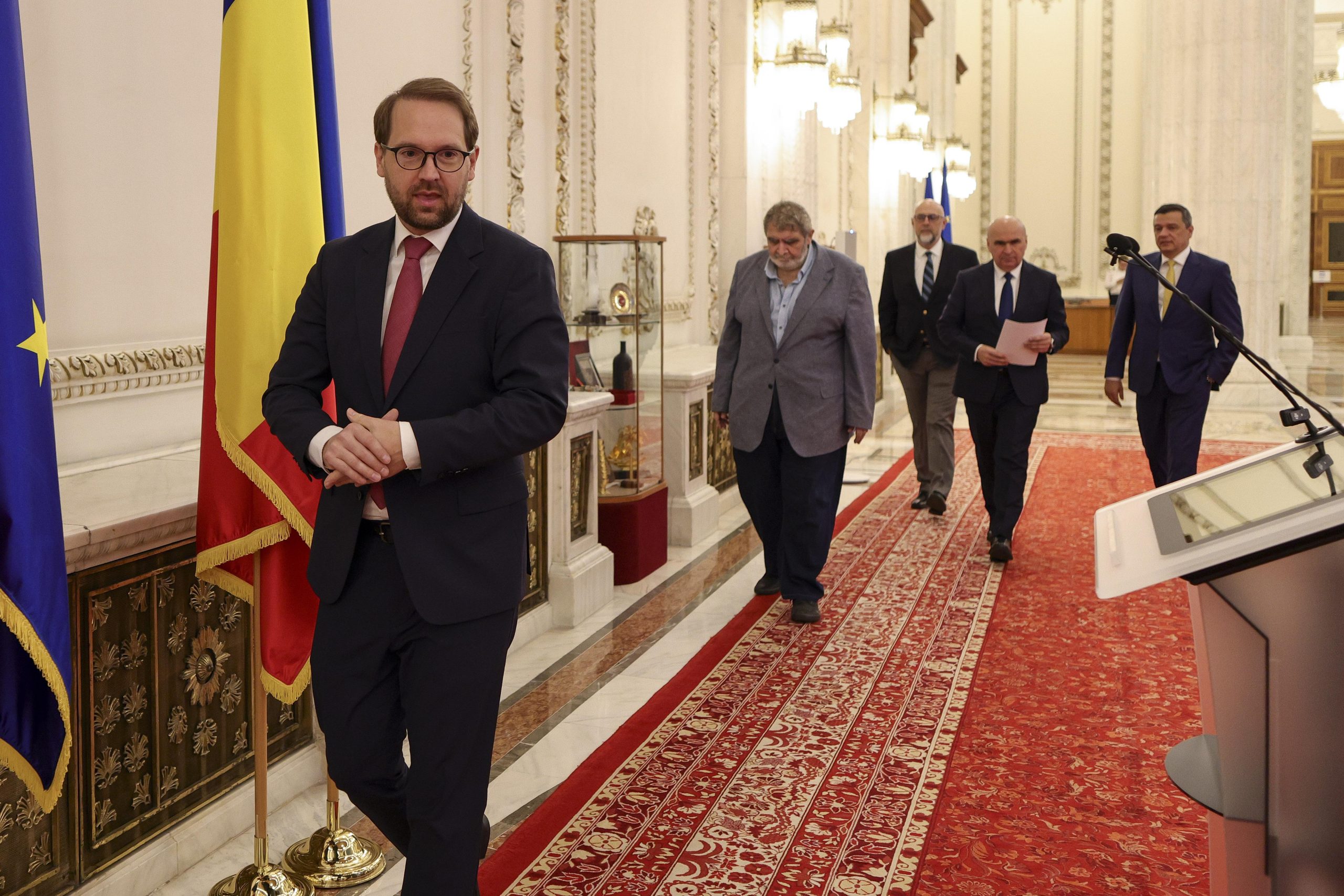 Acordul coaliţiei: Meritocraţia şi profesionalismul promovate în administraţie; transparenţă decizională