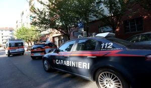 Un român a lovit cu ciocanul în cap un italian, după ce i-ar fi jignit iubita. L-a abandonat plin de sânge
