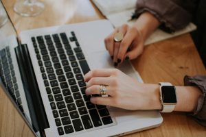 (P) 5 motive pentru care merită să investești într-un laptop de la Apple
