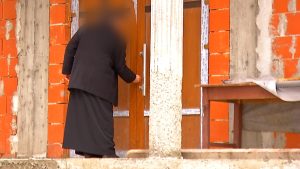 Minora lăsată gravidă de preot a înregistrat abuzurile. Sătenii o acuză tot pe fată: „Şi-a căutat-o”