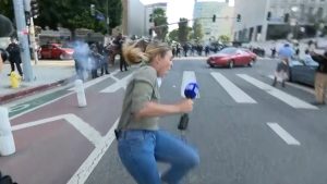 Momentul în care o jurnalistă este împușcată în direct, în mijlocul protestelor violente din Los Angeles