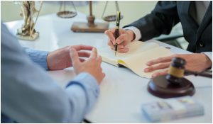 Procuror reținut după ce ar fi clasat un dosar de viol în favoarea un preot din Galați. Victima avea 13 ani